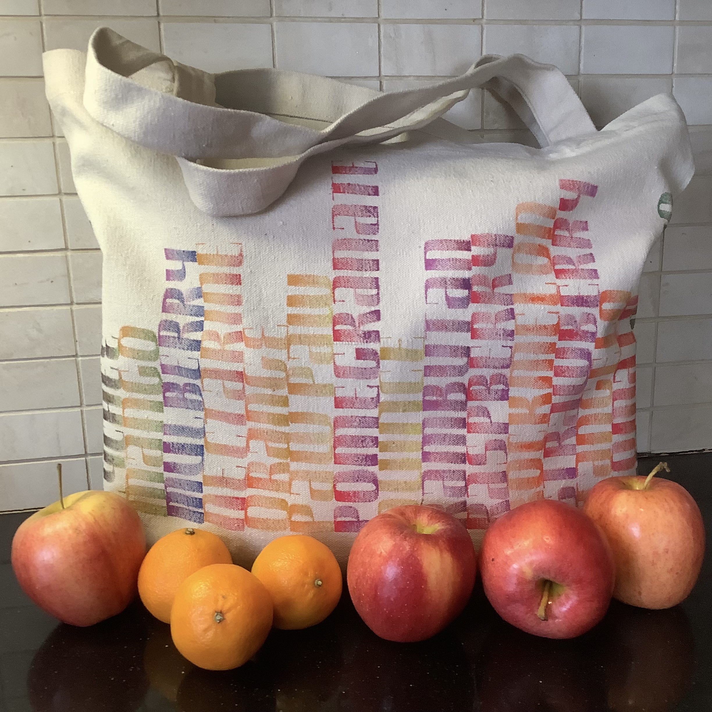 Tote bag lettered with names of fruit