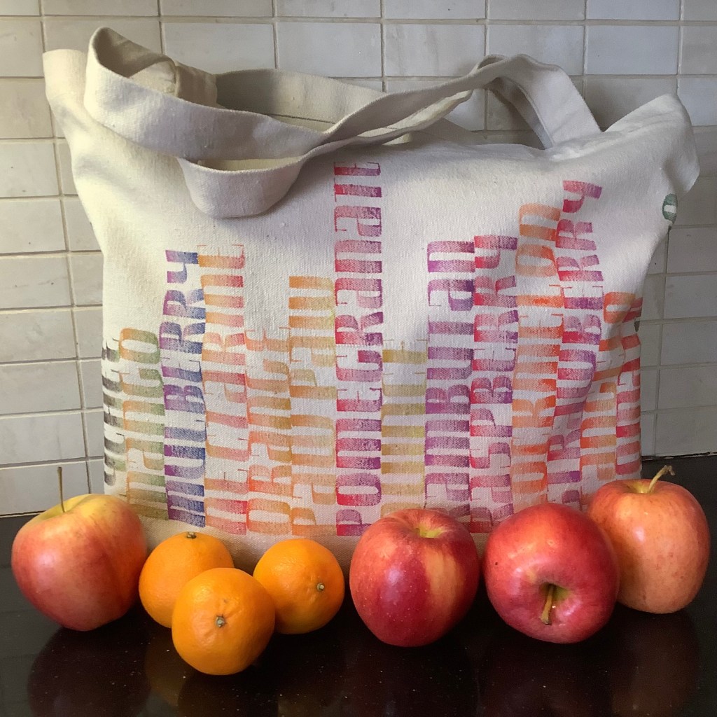 Tote bag lettered with names of fruit