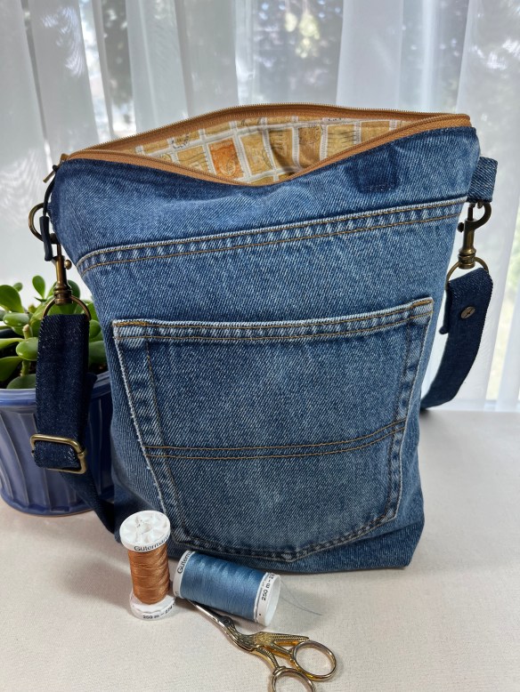 Back Pockets Crossbody w zipper closure Reg S